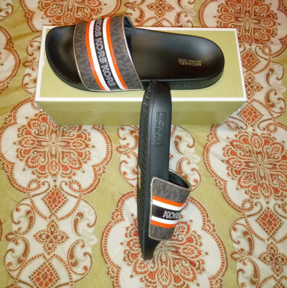 Michael Kors Gilmore Slides - Picture 9 of 10